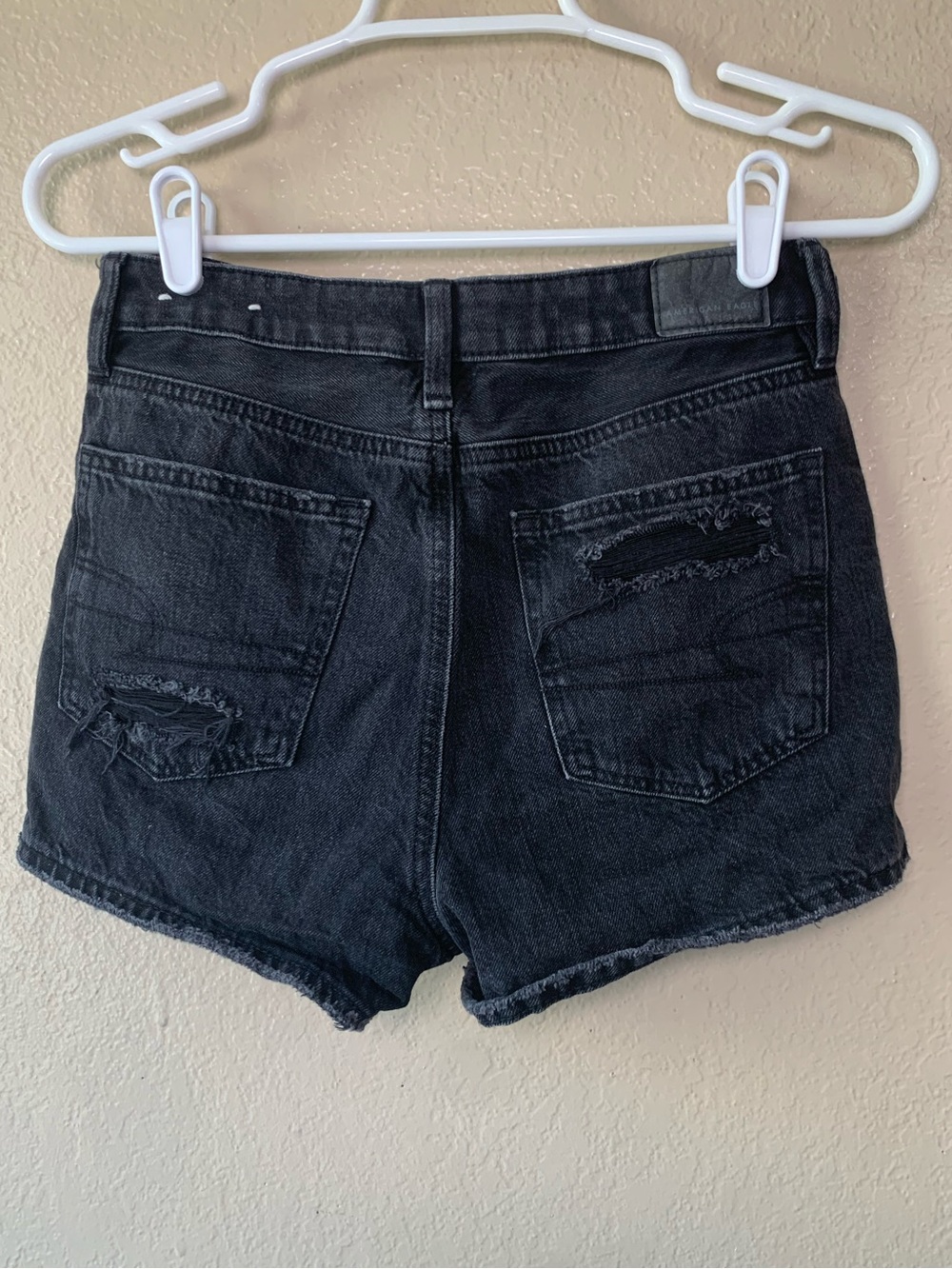 AMERICAN EAGLE Black High Rise Distressed Crossover Waist Denim Shorts Size 0 - Picture 4 of 5